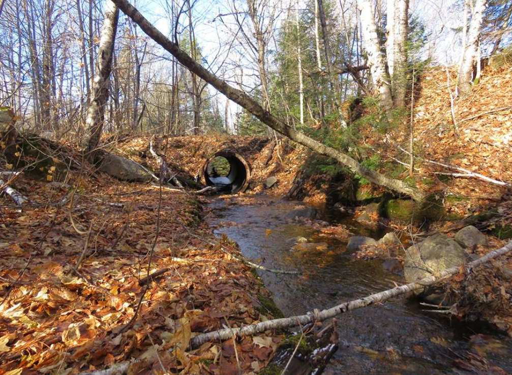 Road over the stream to Turbine 18